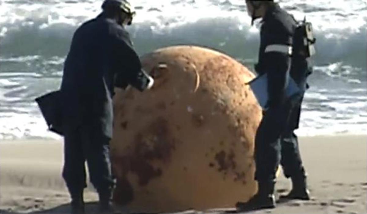 Μυστήριο στην Ιαπωνία : Σιδερένια μπάλα ξεβράστηκε σε παραλία