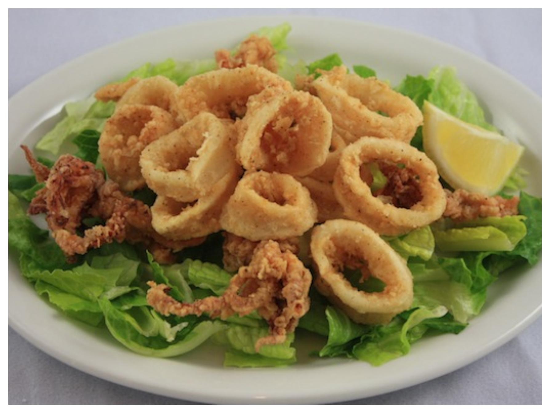 Καθαρά Δευτέρα: Το απόλυτο κόλπο για να βγουν τα τηγανιτά καλαμαράκια μαλακά και όχι λαστιχωτά