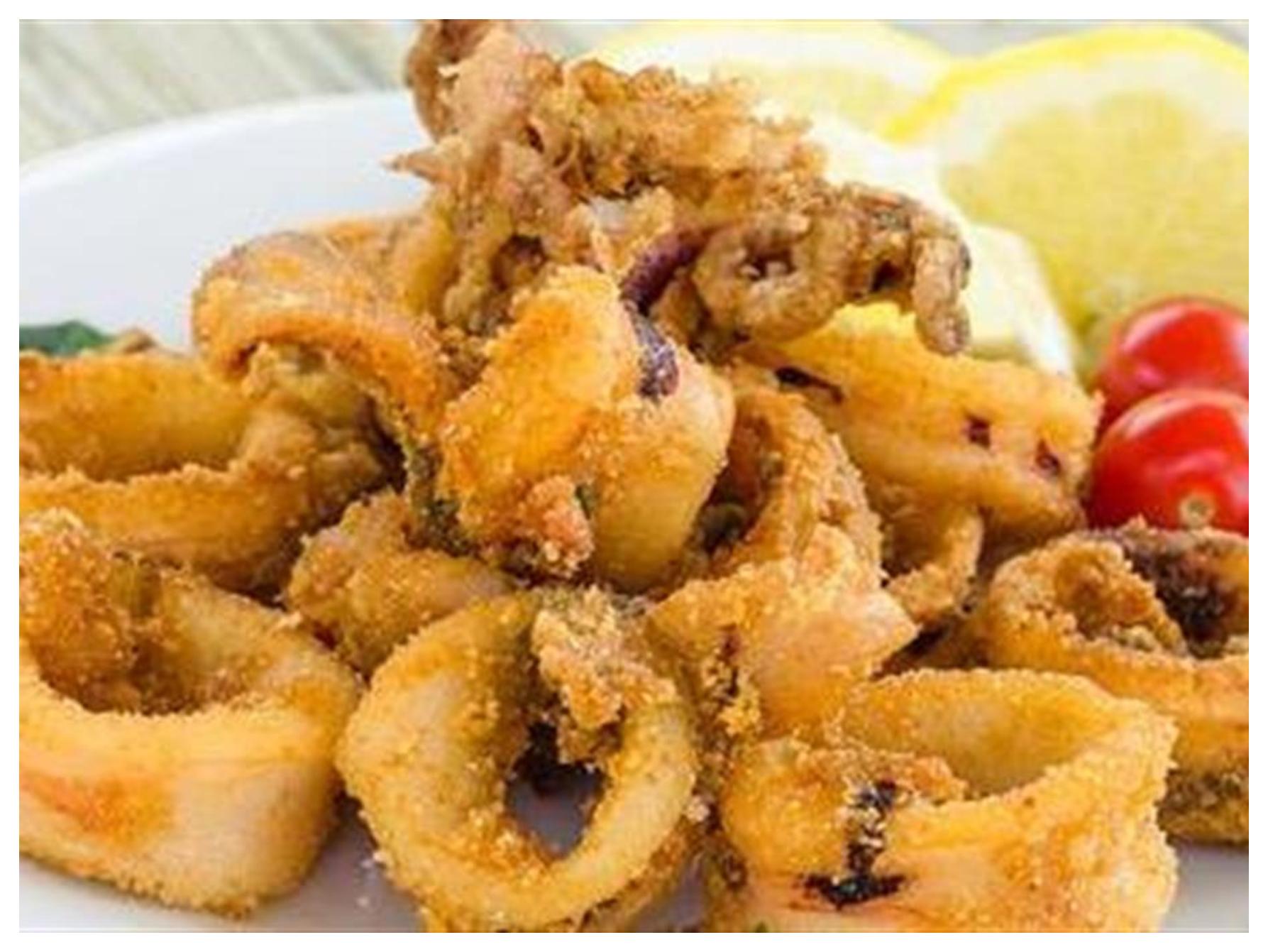 Καθαρά Δευτέρα: Το απόλυτο κόλπο για να βγουν τα τηγανιτά καλαμαράκια μαλακά και όχι λαστιχωτά