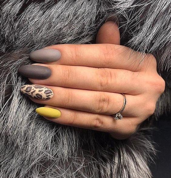 γκρι-νύχια-και-animal print-Άνοιξη 2023-ιδέες-