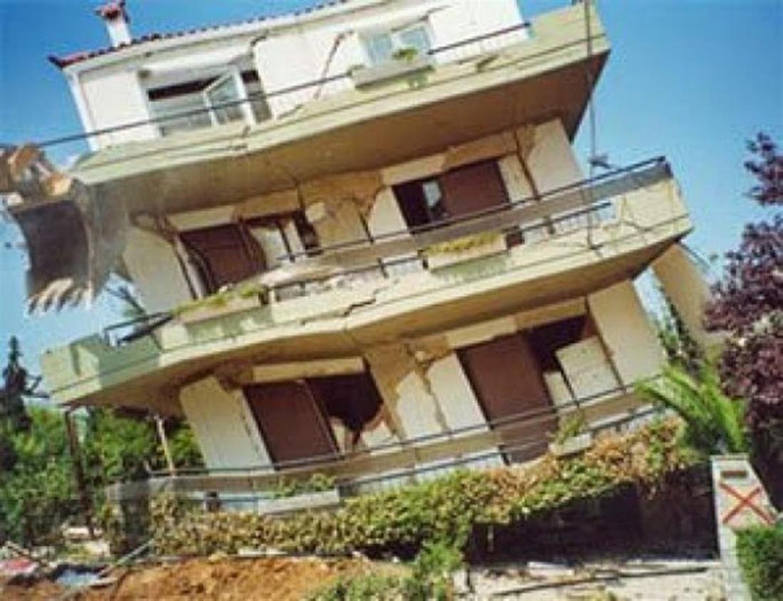 Σεισμός στον Κορινθιακό: Σαν σήμερα ο Εγκέλαδος του 1981 που πήραν μαζί τους δεκάδες ψυχές