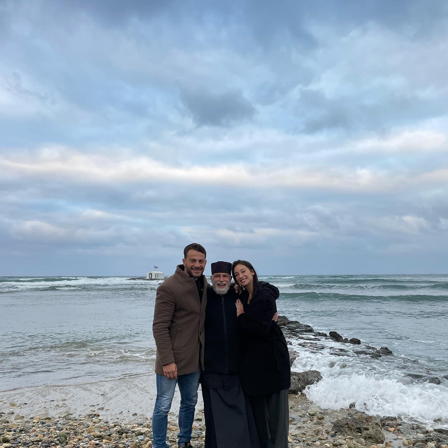 Γιώργος Αγγελόπουλος – Δήμητρα Βαμβακούση: H φωτογραφία αγκαλιά με τον πνευματικό τους