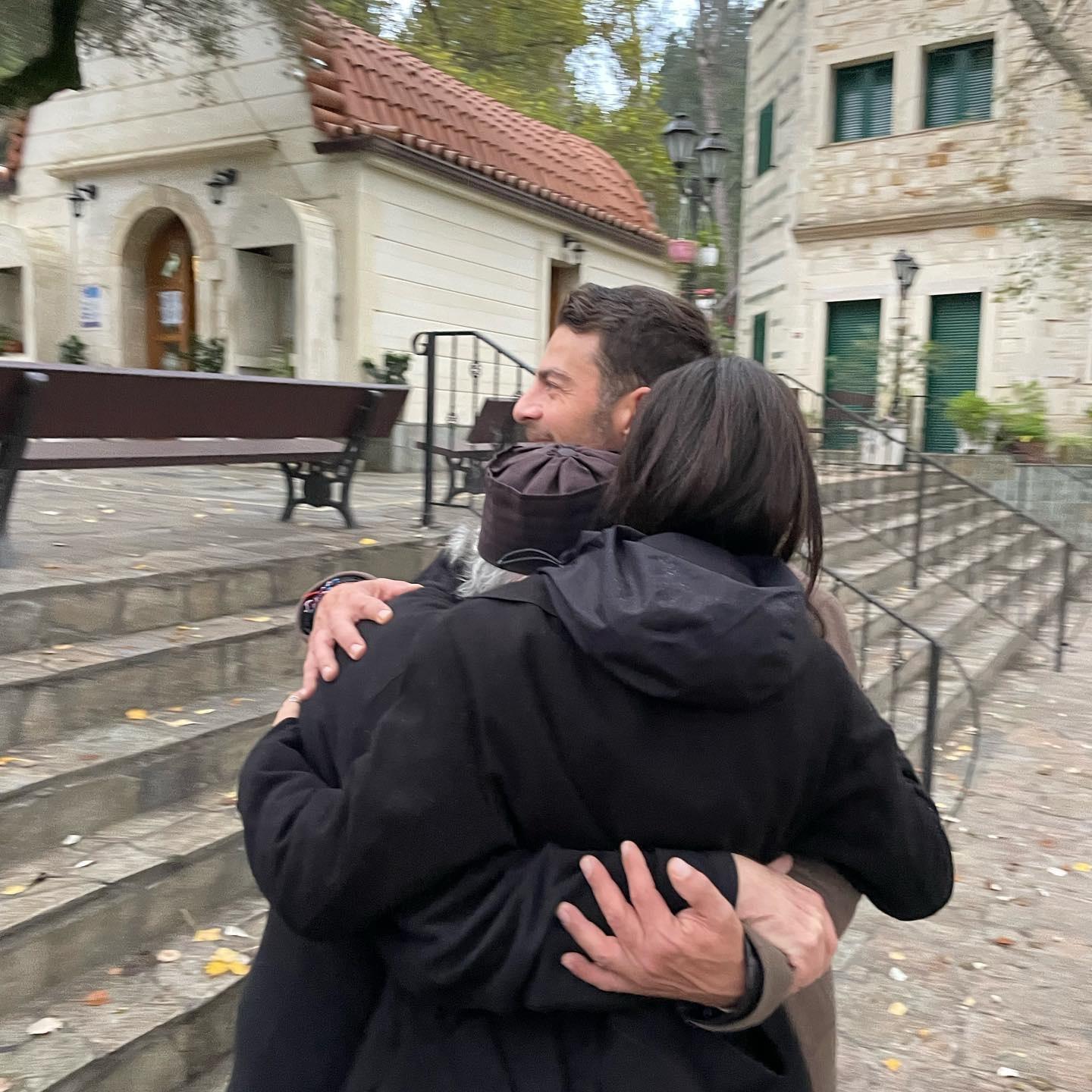 Γιώργος Αγγελόπουλος – Δήμητρα Βαμβακούση: H φωτογραφία αγκαλιά με τον πνευματικό τους