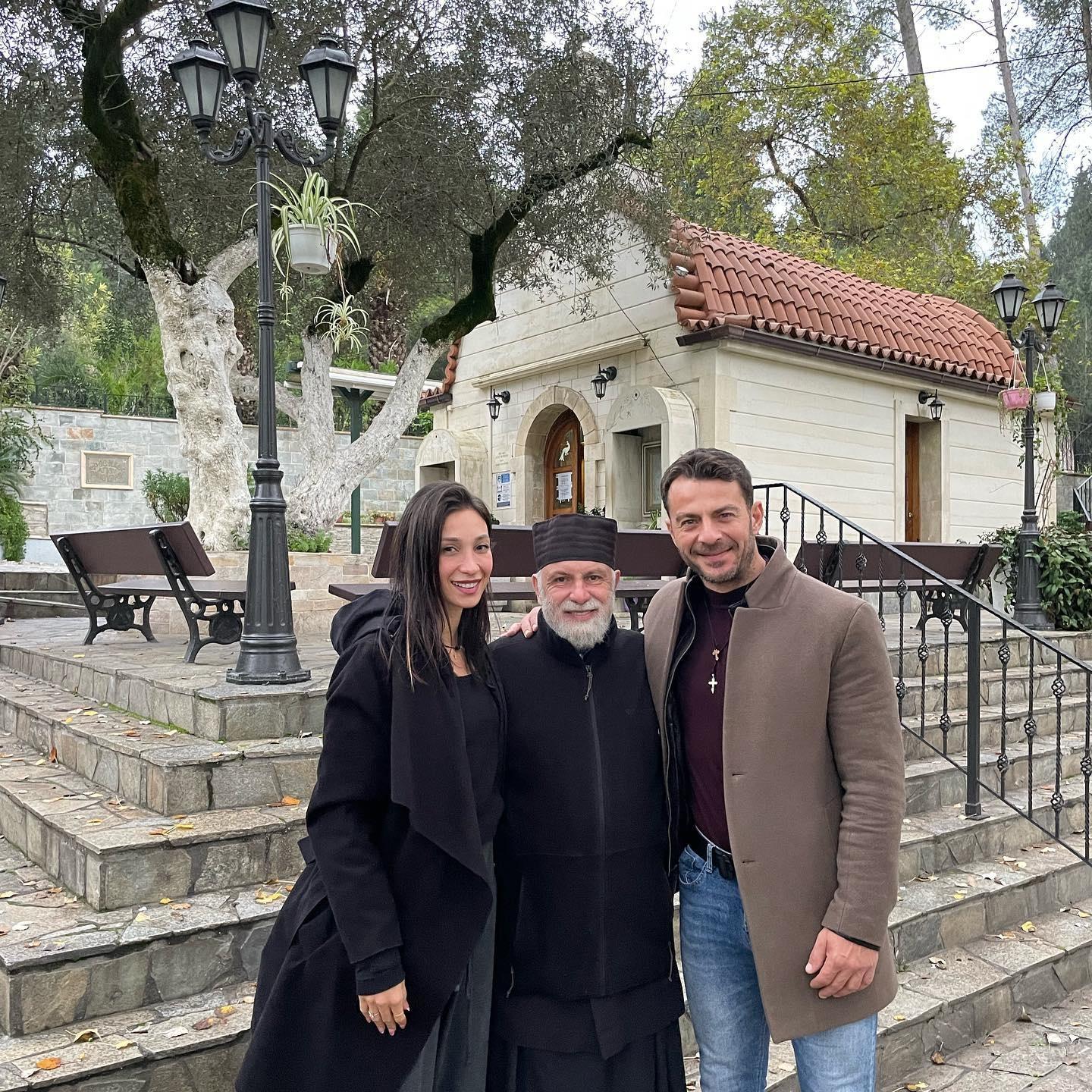 Γιώργος Αγγελόπουλος – Δήμητρα Βαμβακούση: H φωτογραφία αγκαλιά με τον πνευματικό τους