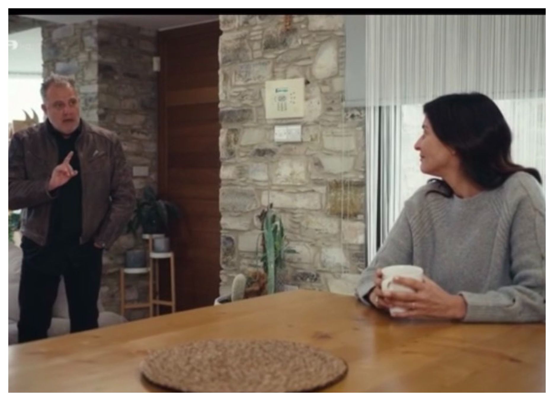 Η Γη Της Ελιάς: Η Μυρτάλη έξαλλη πάει να βρει την Αθήνα