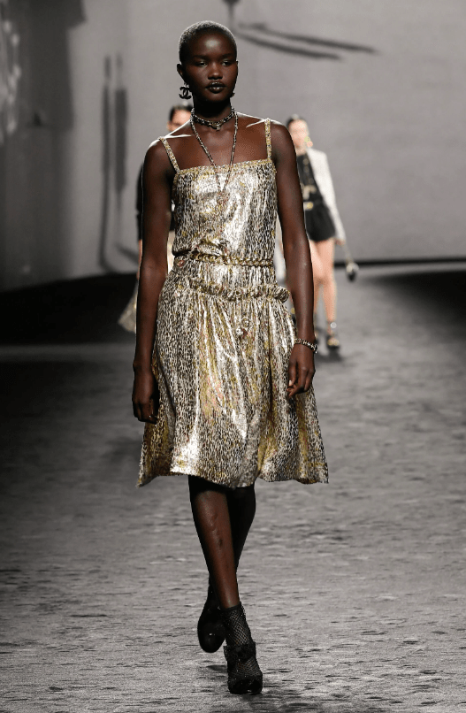 golden-χρώματα-στο-γυναικείο ντύσιμο-τάσεις 2023-Άνοιξη 2023-ιδέες- golden-χρώματα-στο-γυναικείο ντύσιμο-τάσεις 2023-Άνοιξη 2023-ιδέες-