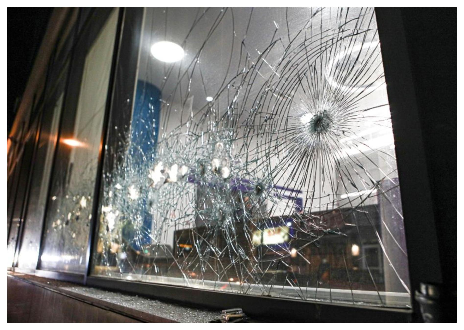 Τέμπη: Επίθεση με πέτρες από ομάδα περίπου 30 ατόμων στα γραφεία της εταιρίας Hellenic Train