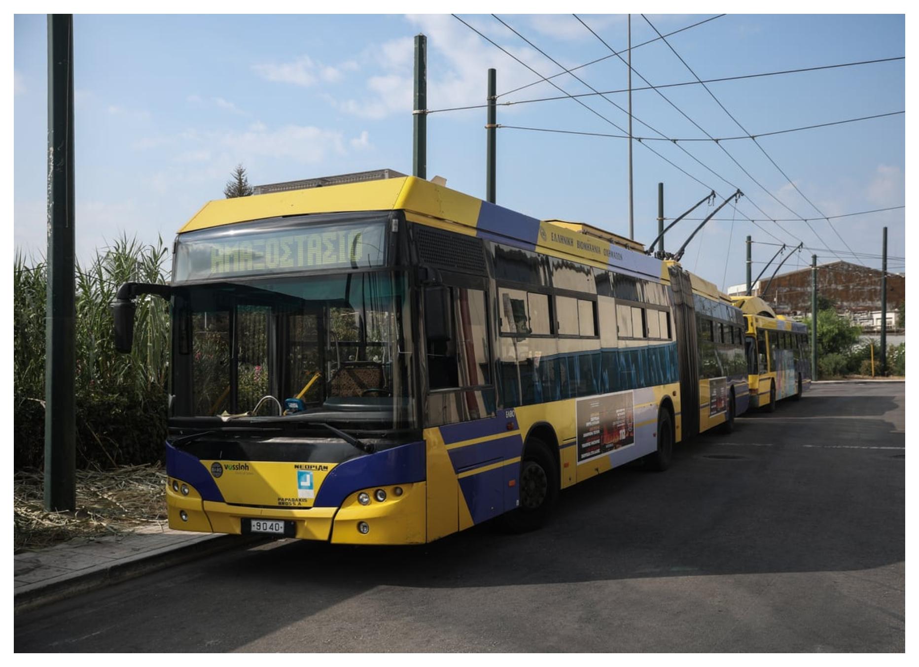 Τρόλεϊ έπεσε πάνω σε φορτηγό στο κέντρο της Αθήνας