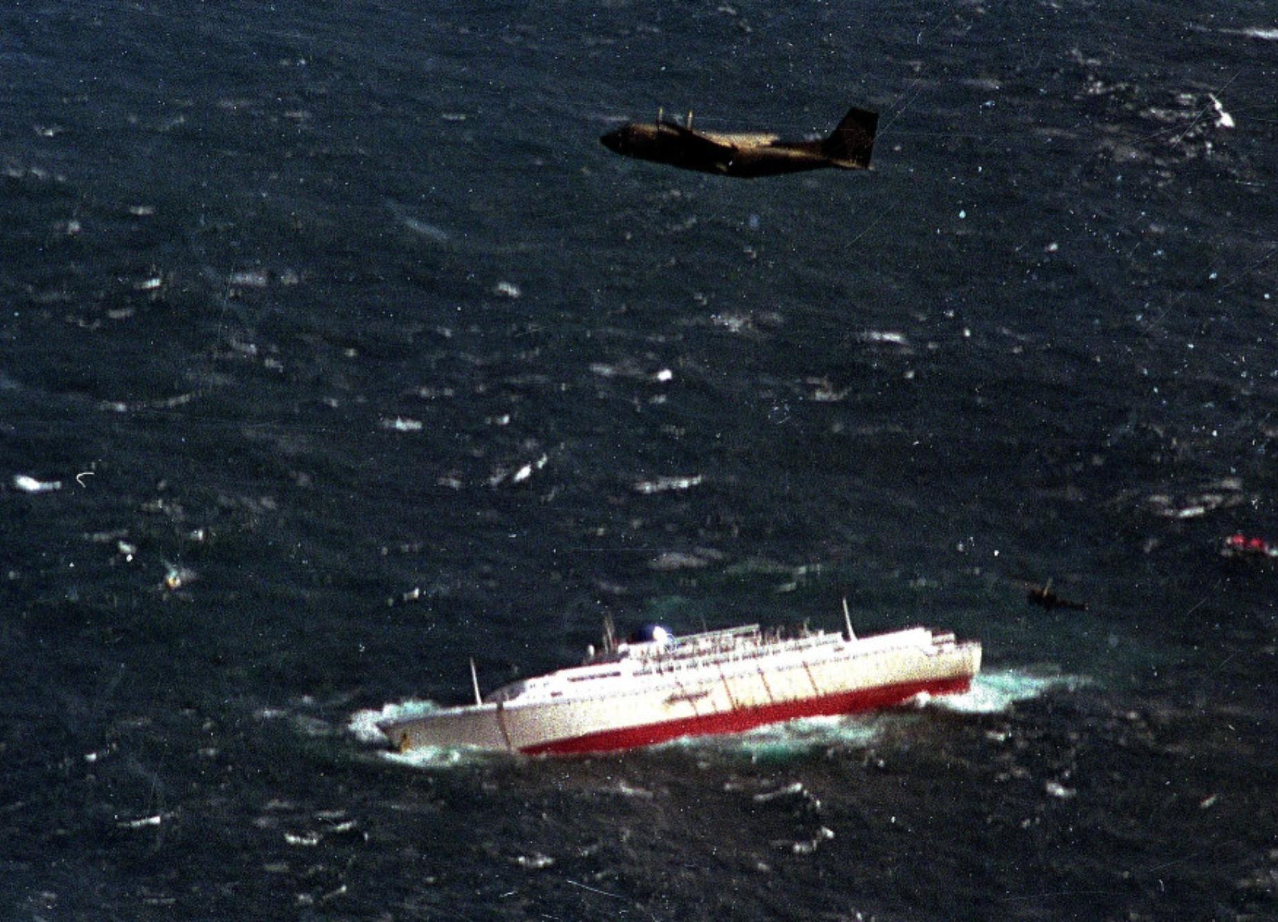 Το ναυάγιο του Ελληνικού κρουαζιερόπλοιου που τους 571 επιβάτες έσωσαν οι μουσικοί – «Είχε 14μ κύματα, ο καπετάνιος δραπέτευσε»