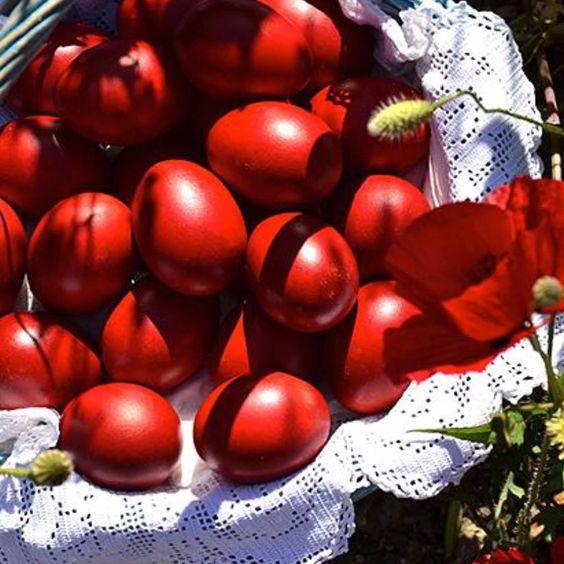 κόκκινα-πασχαλινά αυγά-τάσεις-στην-Πασχαλινή διακόσμηση-Πάσχα 2023-ιδέες-