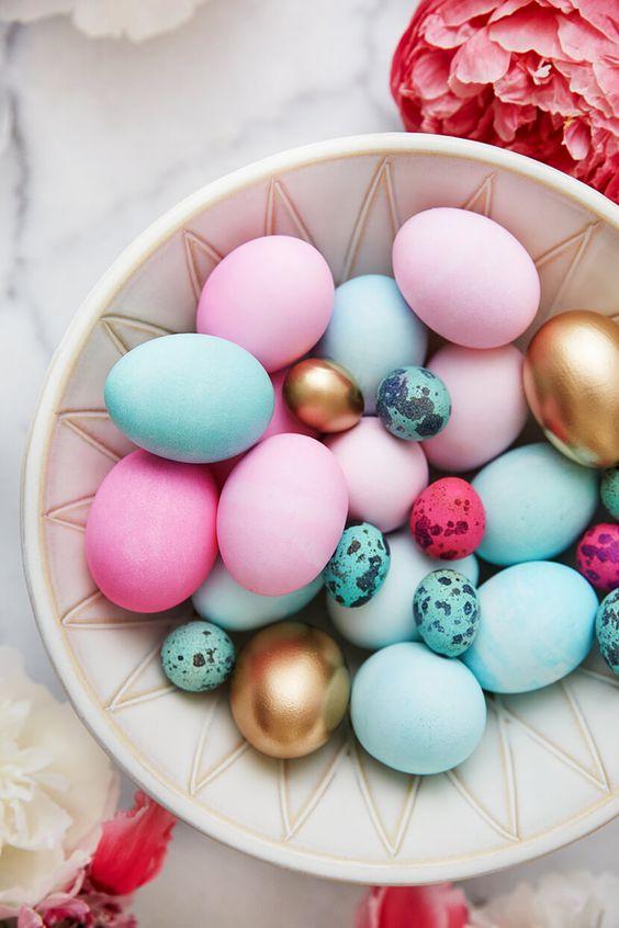 χρωματιστά-πασχαλινά αυγά-τάσεις-στην-Πασχαλινή διακόσμηση-Πάσχα 2023-ιδέες-