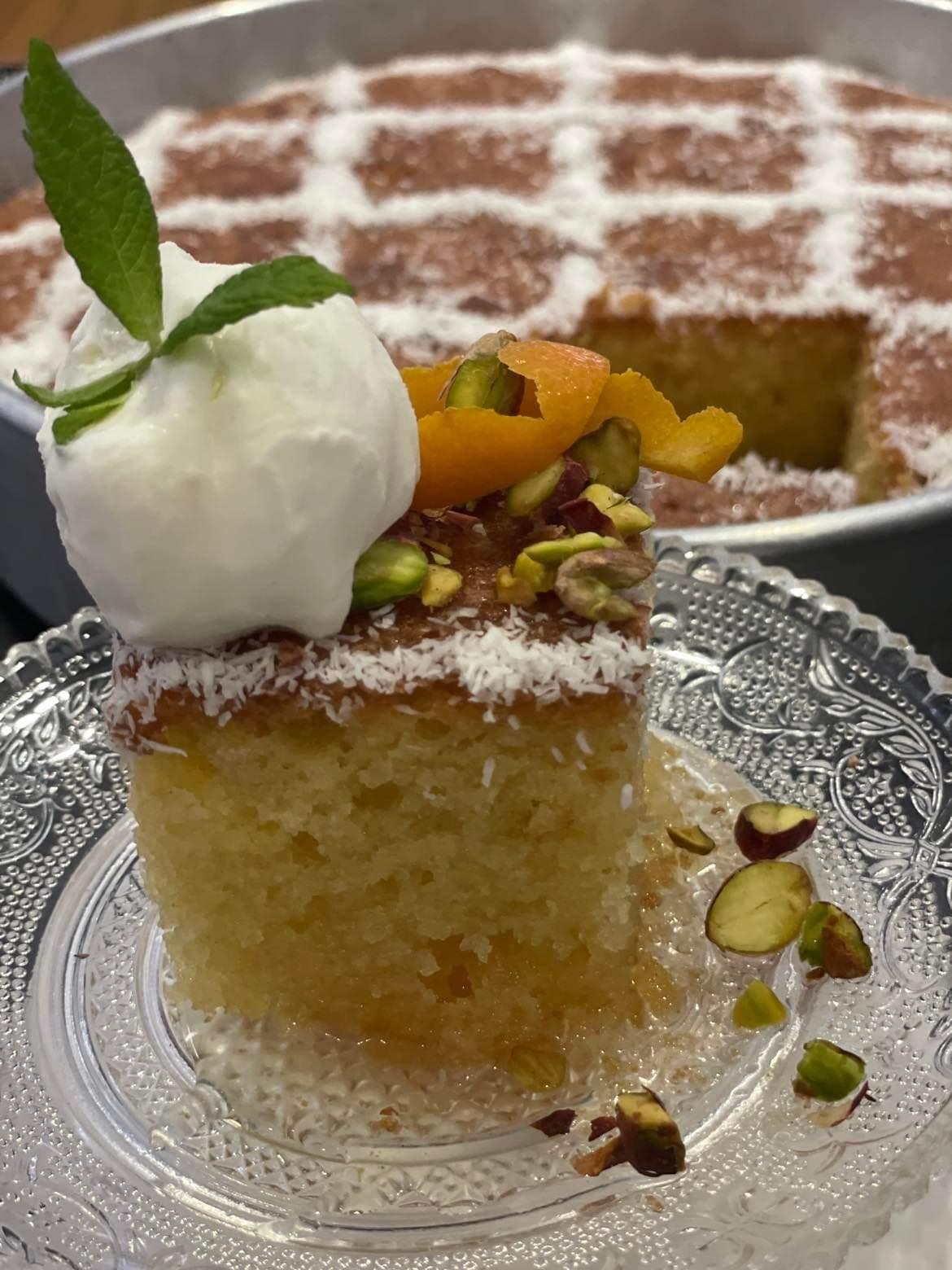 ραβανί-με-αμυγδαλόψιχα-και-παγωτό-συνταγή-Πάσχα 2023-