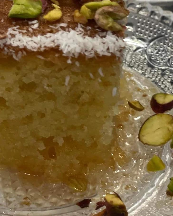 ραβανί-με-αμυγδαλόψιχα-και-παγωτό-συνταγή-Πάσχα 2023-