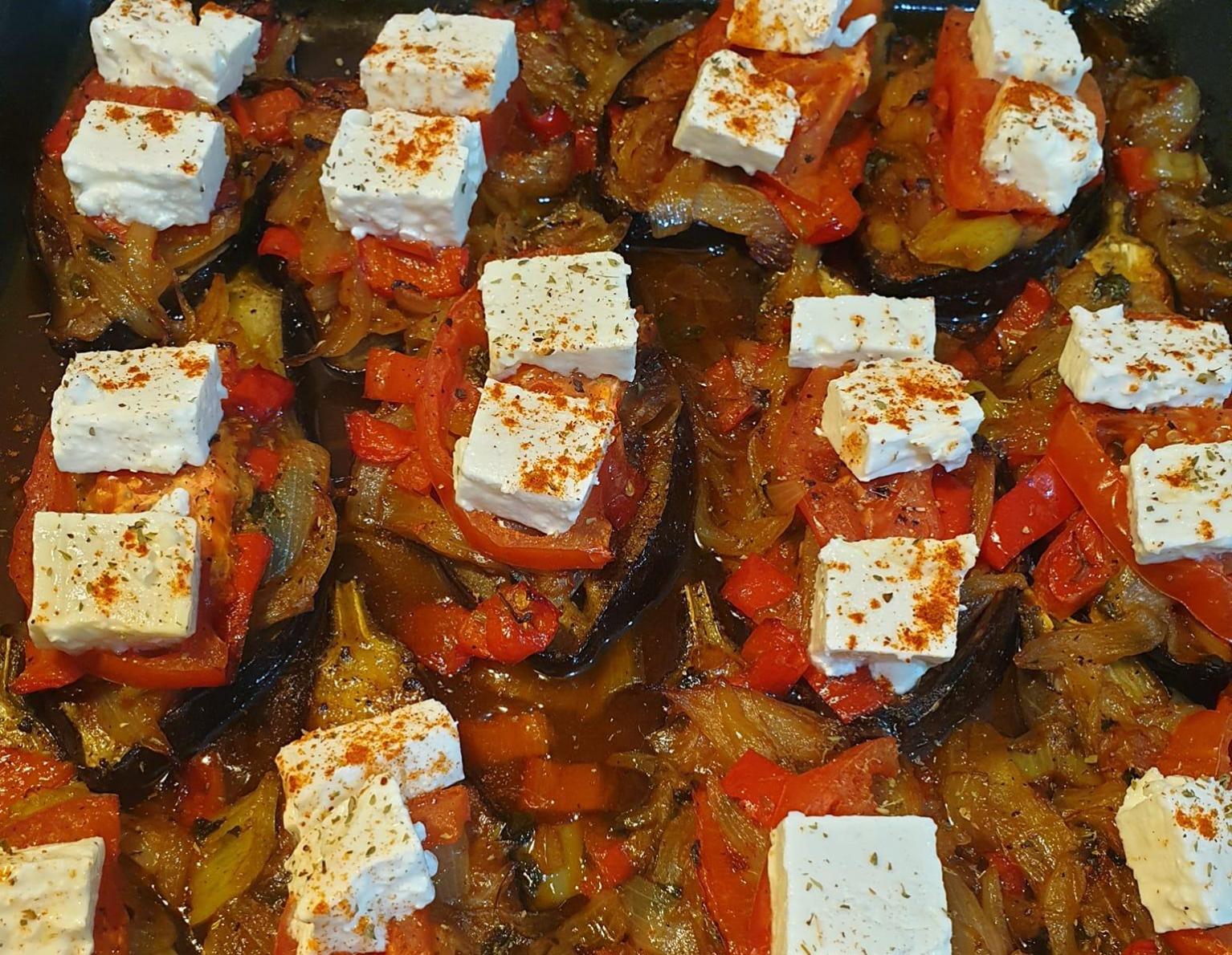 Μελιτζάνες με φέτα και λαχανικά στον φούρνο