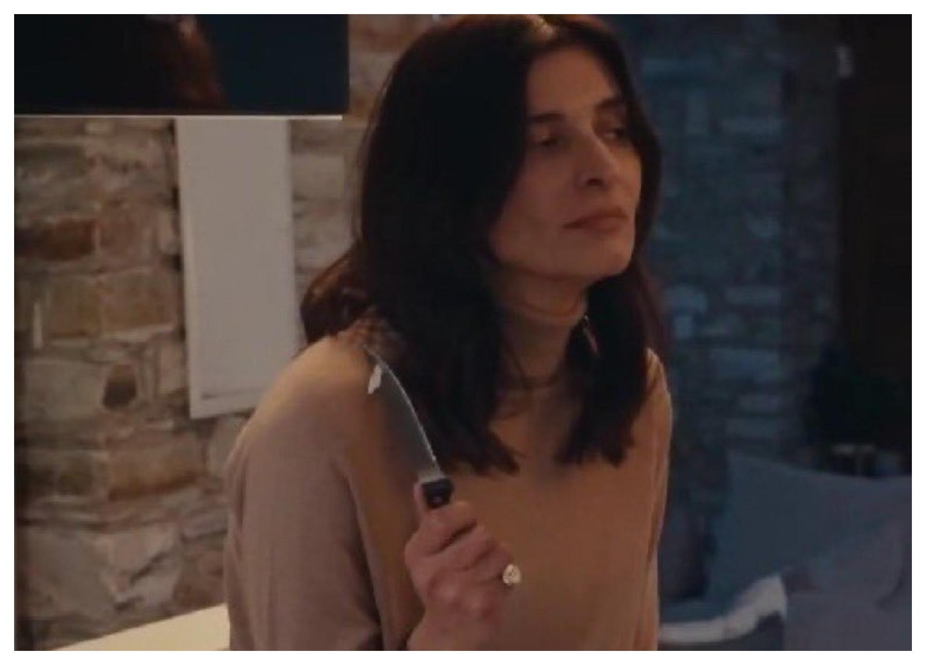 Η Γη της Ελιάς: Η Ιουλία ουρλιάζει στον Στάθη