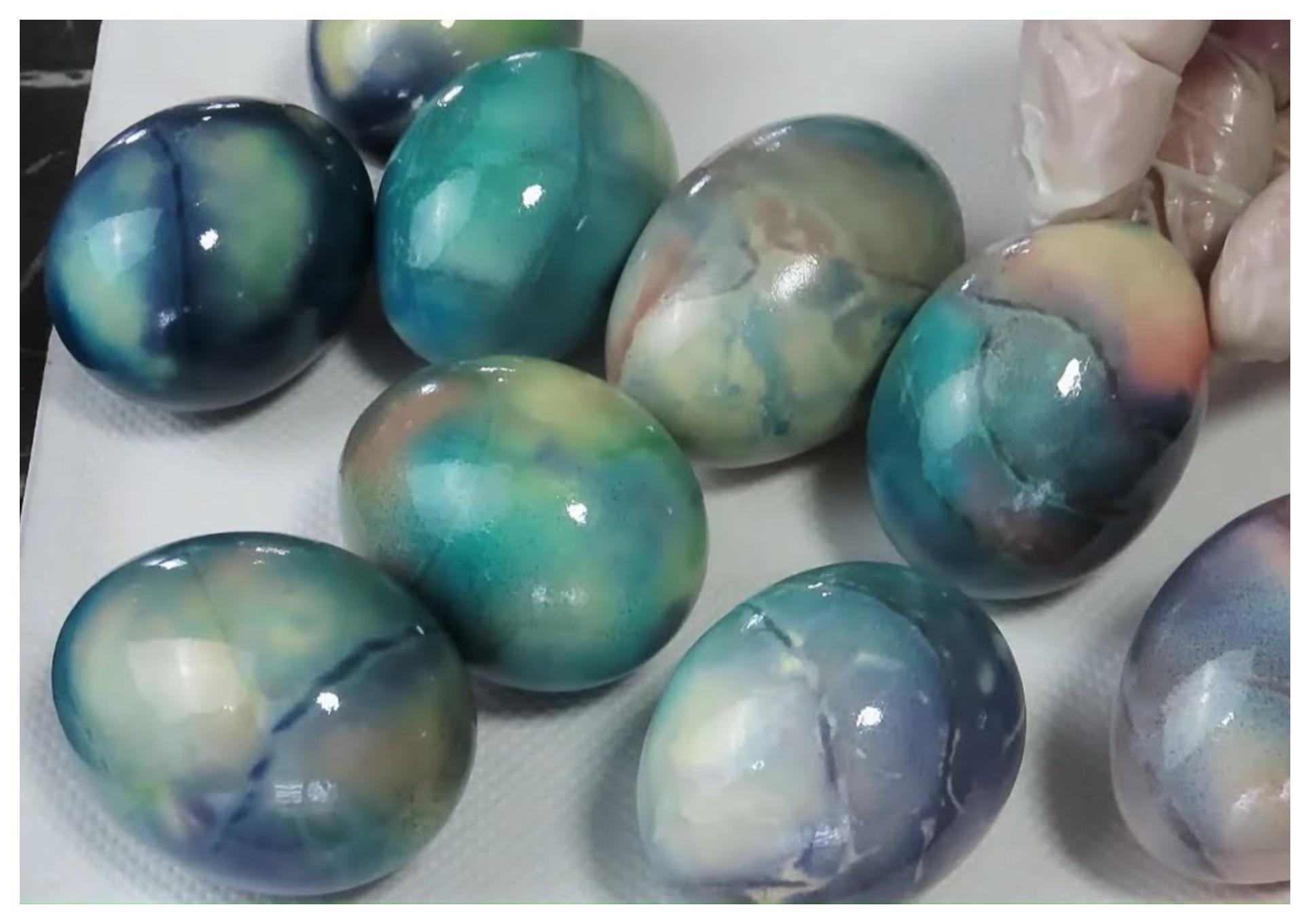 Πάσχα: Πώς θα βάψετε τα Πασχαλινά αυγά με αλουμινόχαρτο και βαμβάκι