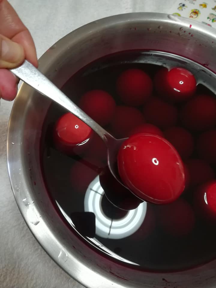 έξυπνα κόλπα-για-κόκκινα-Πασχαλινά αυγά-