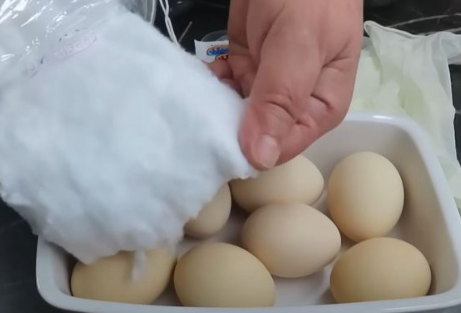 Πάσχα 2023: Πώς θα βάψετε τα Πασχαλινά αυγά με βαμβάκι και ένα υλικό εκπλήξη