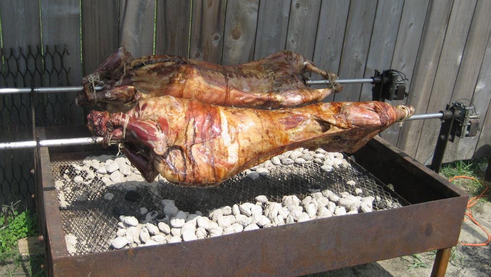 Πάσχα: Πως να περάσετε το αρνί στη σούβλα και όλα τα μυστικά για το κοκορέτσι και το κοντοσούβλι