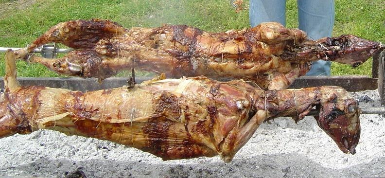 Πάσχα: Πως να περάσετε το αρνί στη σούβλα και όλα τα μυστικά για το κοκορέτσι και το κοντοσούβλι