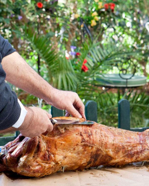 πως-βάζουμε-το-αρνί-στη-σούβλα-πως-ψήνουμε-κοκορέτσι-κοντοσούβλι-Πάσχα 2023-