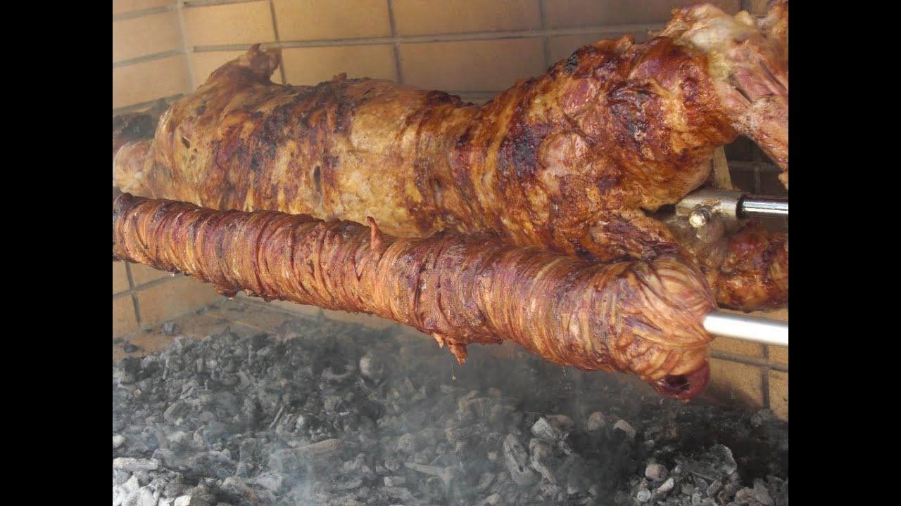 Πάσχα: Πως να περάσετε το αρνί στη σούβλα και όλα τα μυστικά για το κοκορέτσι και το κοντοσούβλι