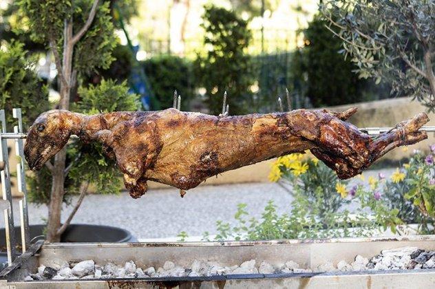 Πάσχα: Πως να περάσετε το αρνί στη σούβλα και όλα τα μυστικά για το κοκορέτσι και το κοντοσούβλι
