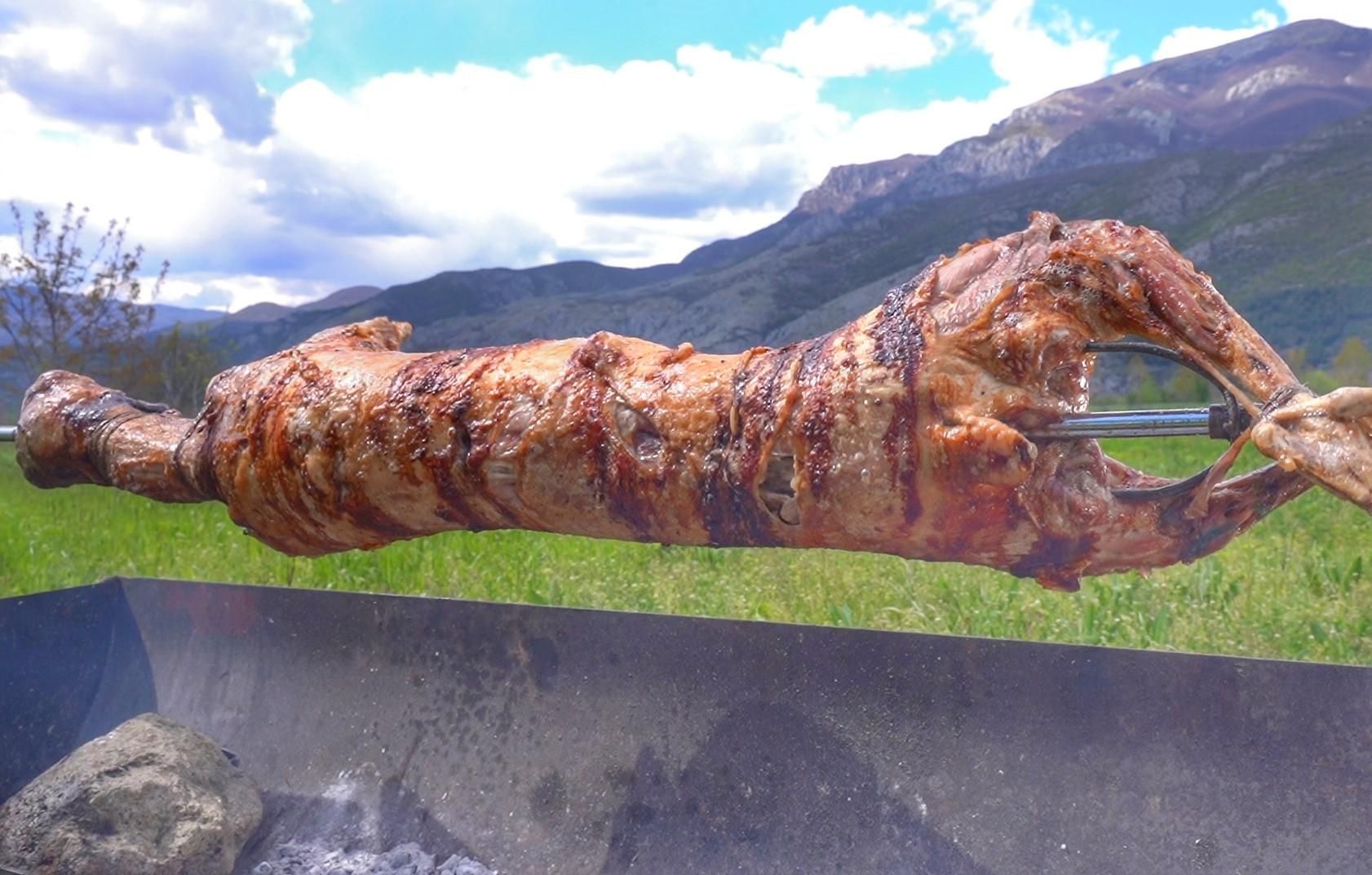 Πάσχα: Πως να περάσετε το αρνί στη σούβλα και όλα τα μυστικά για το κοκορέτσι και το κοντοσούβλι