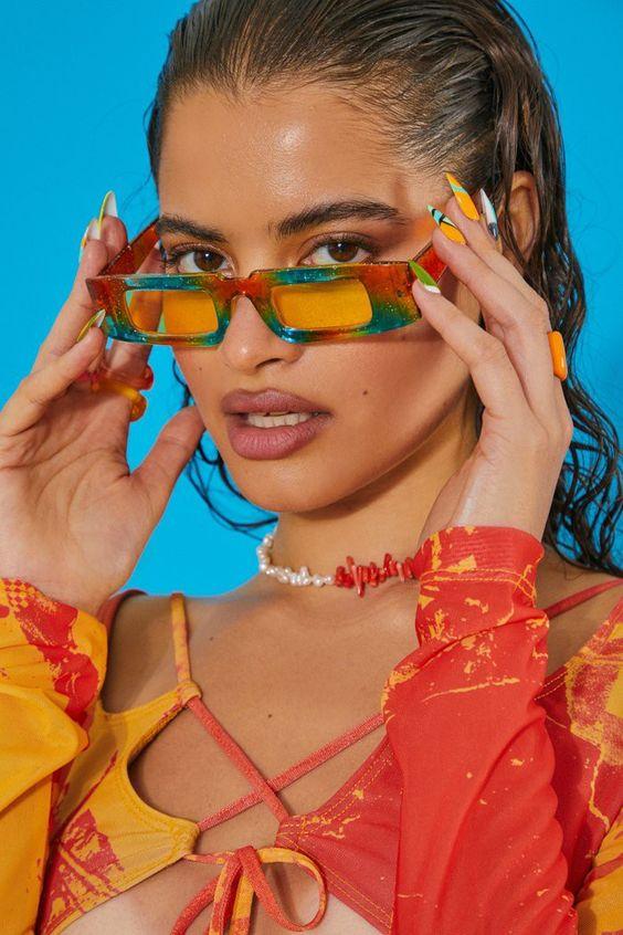 χρωματιστοί σκελετοί-γυναικεία-γυαλιά ηλίου-τάσεις-Άνοιξη Καλοκαίρι 2023-ιδέες- χρωματιστοί σκελετοί-γυναικεία-γυαλιά ηλίου-τάσεις-Άνοιξη Καλοκαίρι 2023-ιδέες-