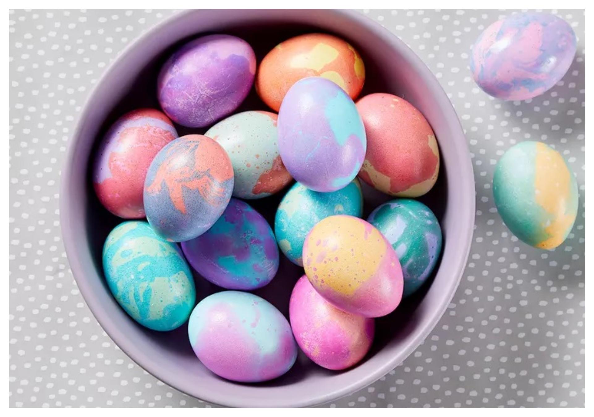 Πάσχα 2023: Βάψτε πασχαλινά αυγά με μαρμάρινη όψη χρησιμοποιώντας φυτικό λάδι