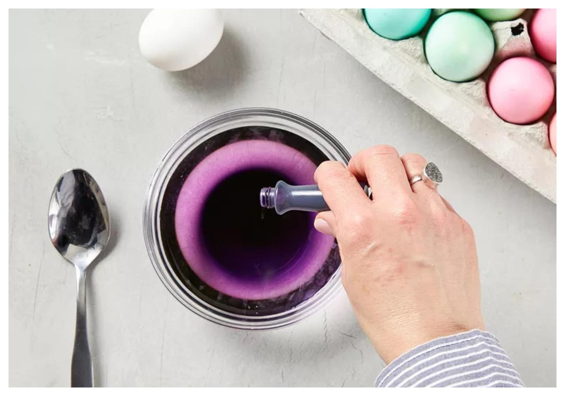 Πάσχα 2023: Βάψτε πασχαλινά αυγά με μαρμάρινη όψη χρησιμοποιώντας φυτικό λάδι