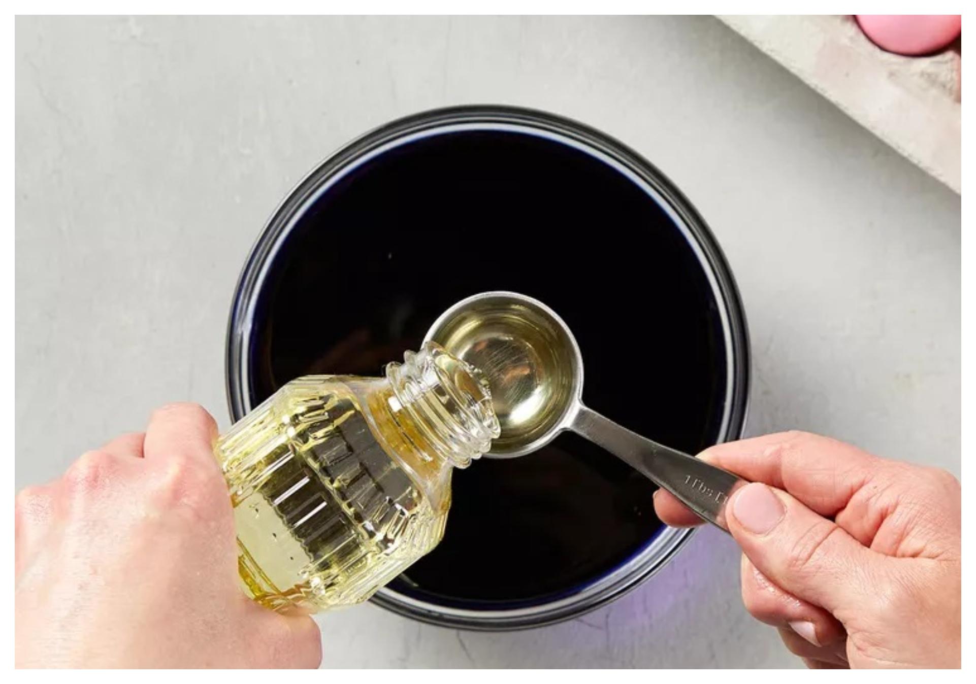 Πάσχα 2023: Βάψτε πασχαλινά αυγά με μαρμάρινη όψη χρησιμοποιώντας φυτικό λάδι