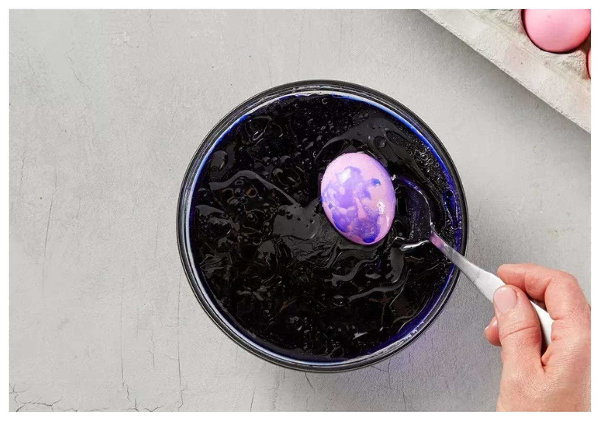 Πάσχα 2023: Βάψτε πασχαλινά αυγά με μαρμάρινη όψη χρησιμοποιώντας φυτικό λάδι