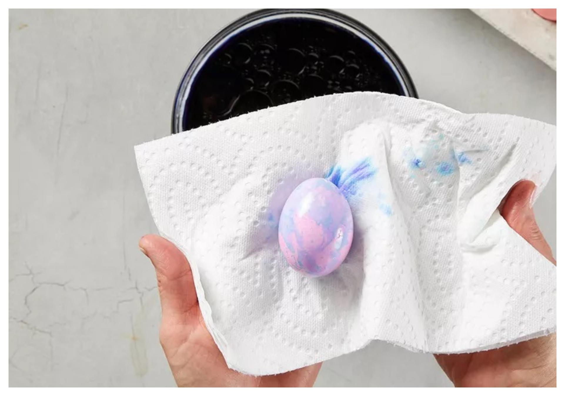 Πάσχα 2023: Βάψτε πασχαλινά αυγά με μαρμάρινη όψη χρησιμοποιώντας φυτικό λάδι