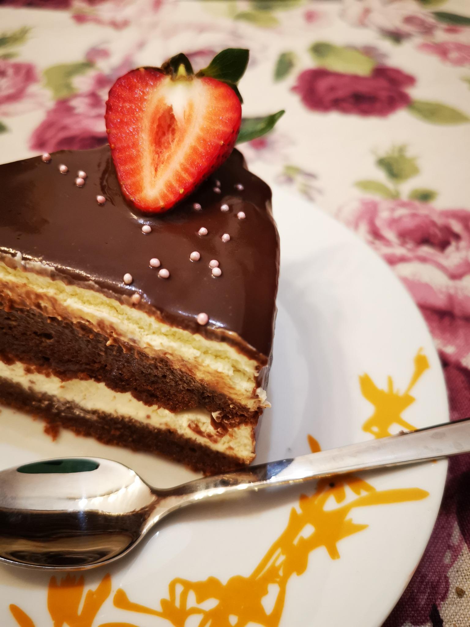 τούρτα-σοκολάτα-με-φράουλες-συνταγή-