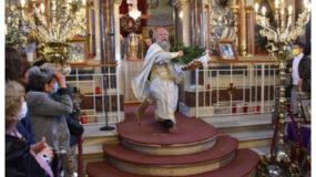 Ο Viral Ιπτάμενος Ιερέας  της Χίου έκανε το καθιερωμένο σάλτο και φέτος  (video)