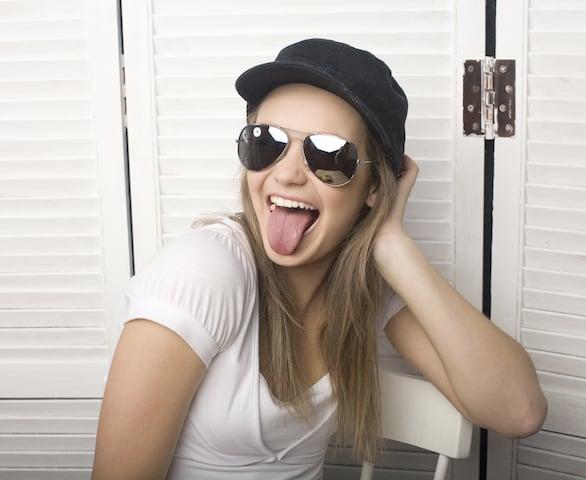 ο-έφηβος-καπνίζει-ηλεκτρονικό τσιγάρο-δεν διαβάζει-και-ακούει-trap-