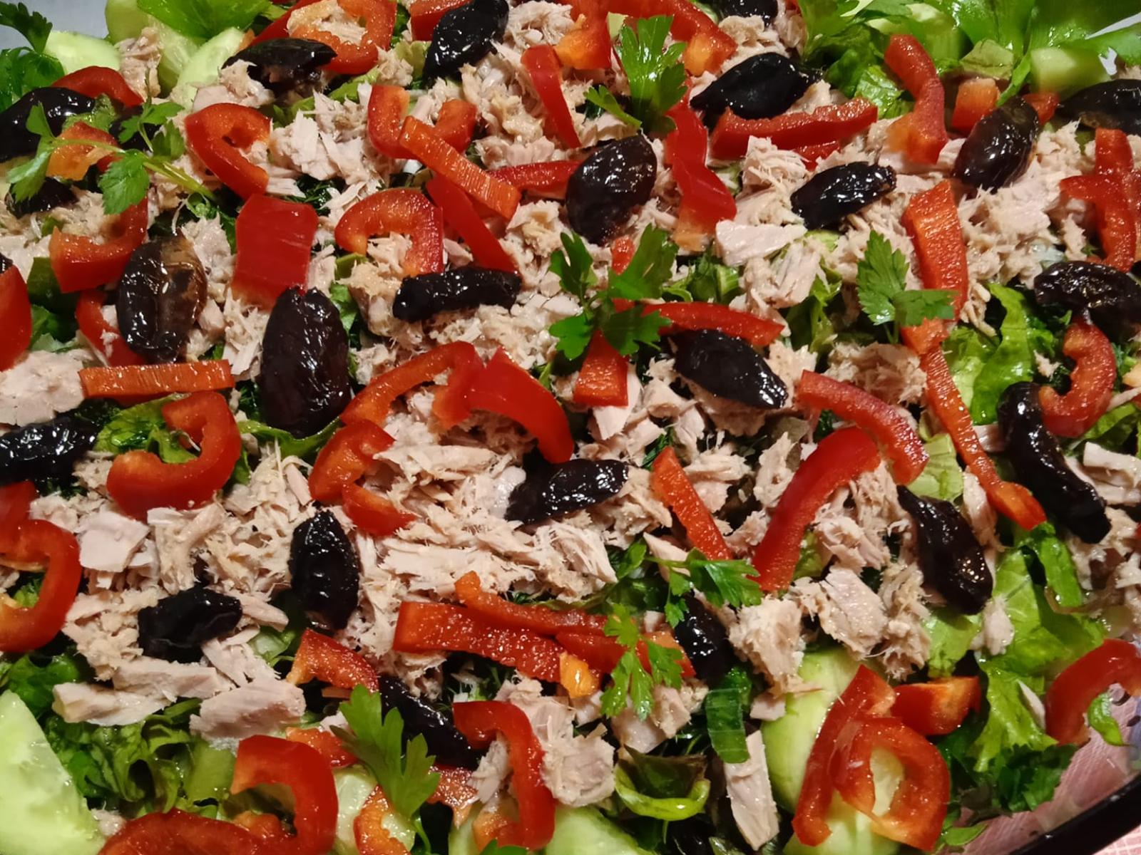 Πράσινη πολυσαλάτα με τόνο