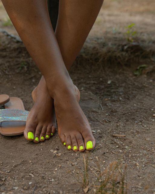 ιδέες-για-πεντικιούρ-σε-neon αποχρώσεις- ιδέες-για-πεντικιούρ-σε-neon αποχρώσεις-