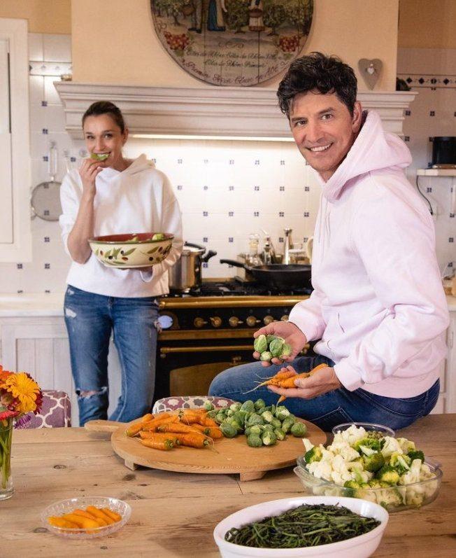 Σάκης Ρουβάς : Ο γιος του Αλέξανδρος μεγάλωσε και είναι κούκλος – Η απίστευτη ομοιότητα τους