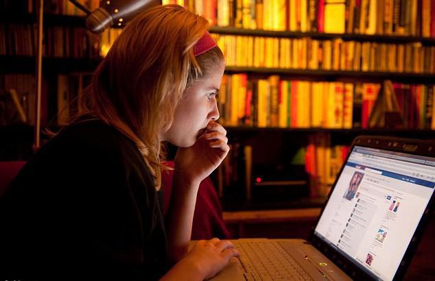 το-παιδί-ψάχνει-ακατάλληλο περιεχόμενο-στο-internet-