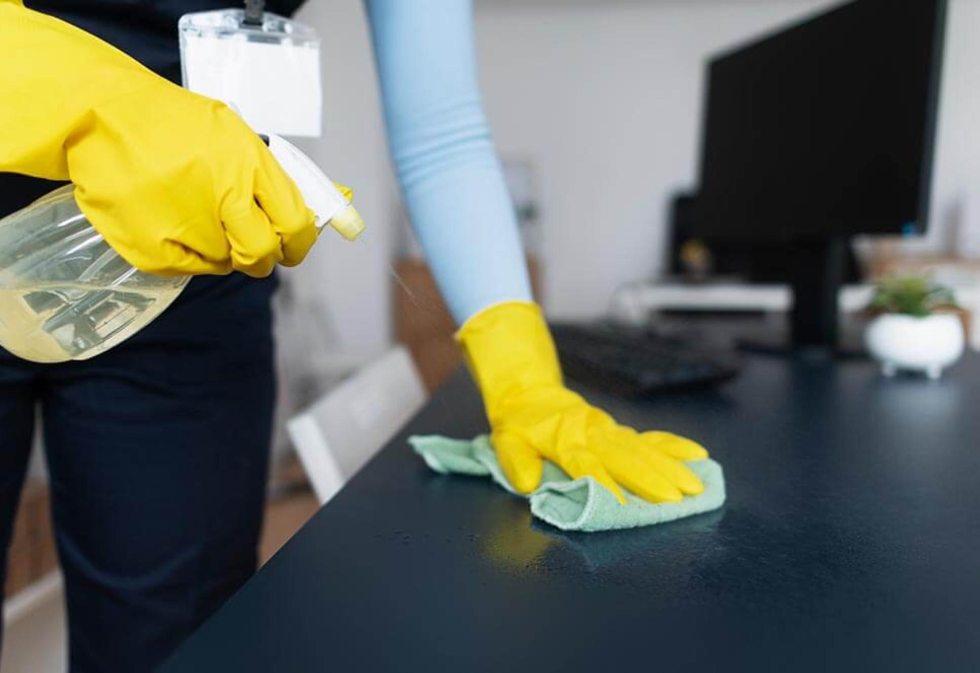 Μυστικά καθαρίσματος απο οικιακές βοηθούς για σπίτι λαμπίκο