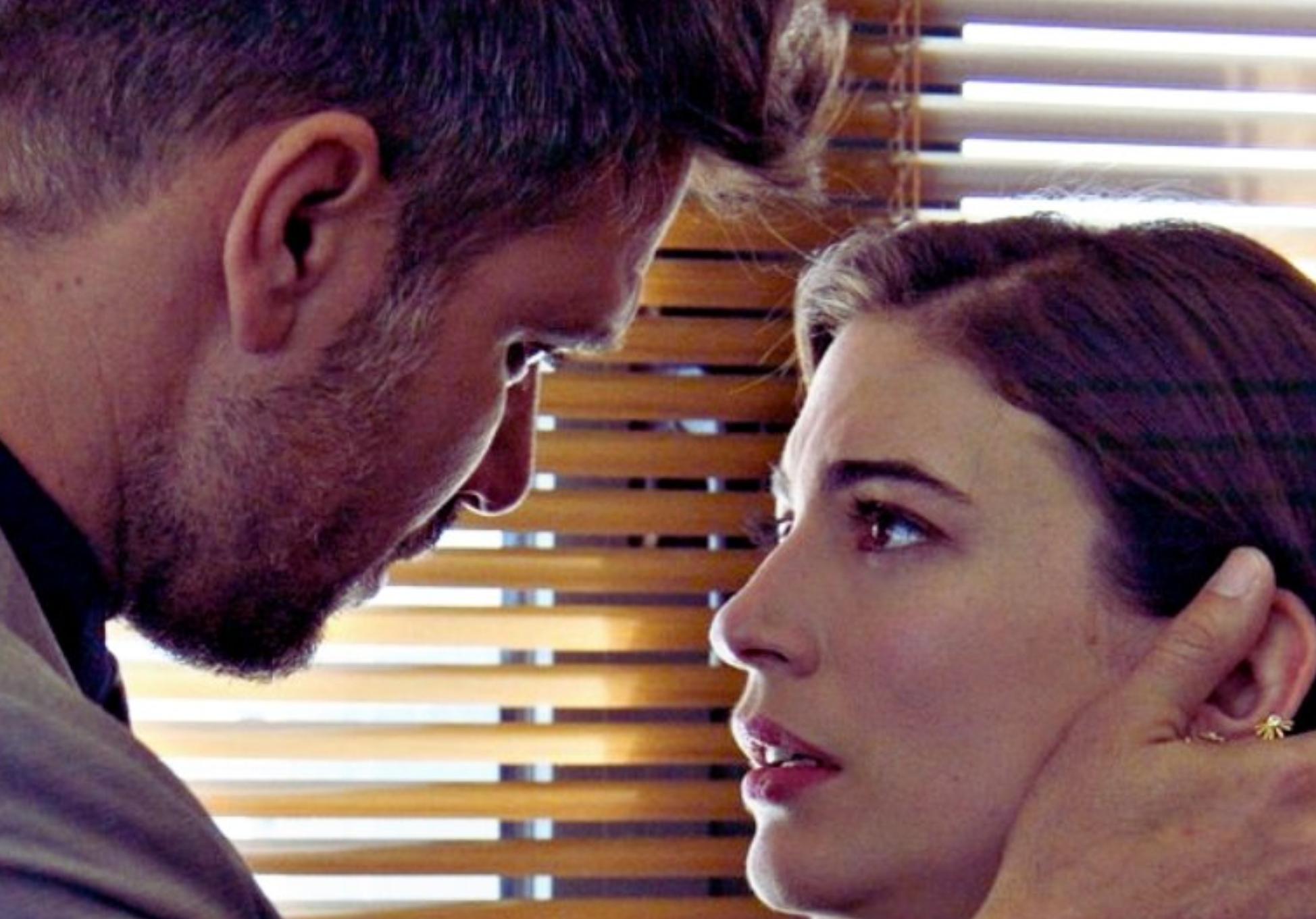 Παγιδευμένοι: Η αρχή του κακού – Η Άννα αγκαλιάζει τον Σπύρο και ματώνει την πληγή στο μπράτσο του