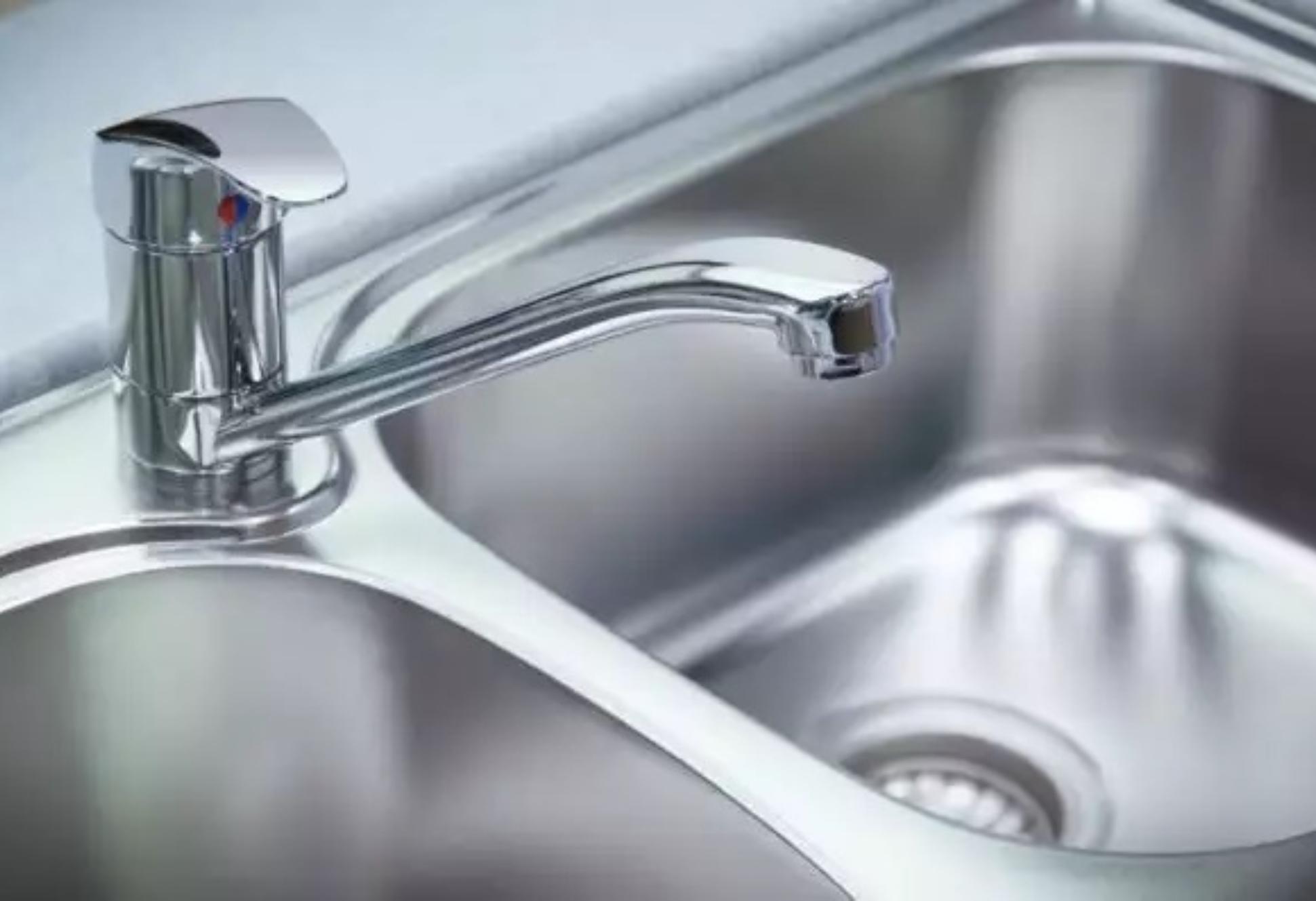 Νεροχύτης γεμάτος άλατα και στίγματα: Το κόλπο που θα τον κάνει να λάμπει