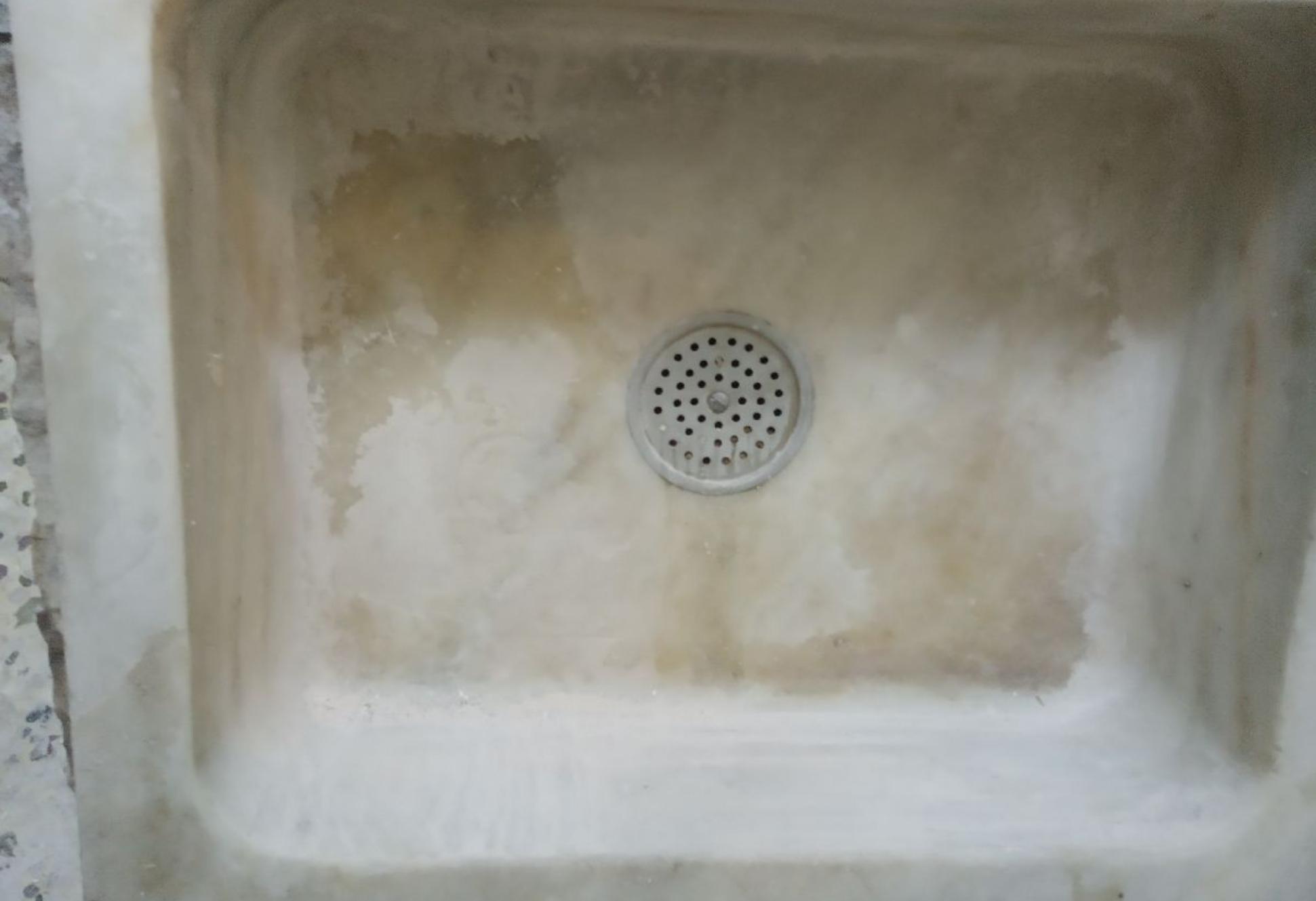 Νεροχύτης γεμάτος άλατα και στίγματα: Το κόλπο που θα τον κάνει να λάμπει