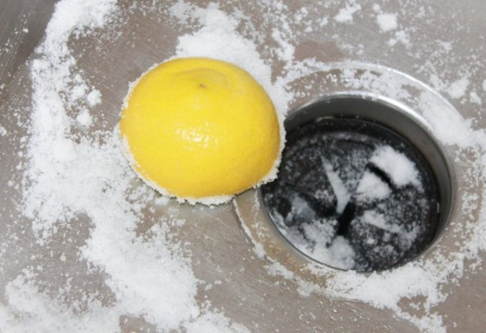 Το κόλπο των γιαγιάδων για πεντακάθαρο και αστραφτερό νεροχύτη