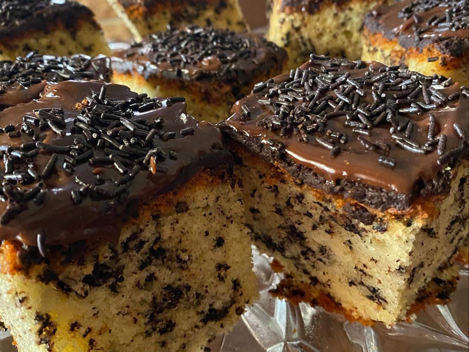 Κέικ στο ταψί με τρούφα και γλάσο