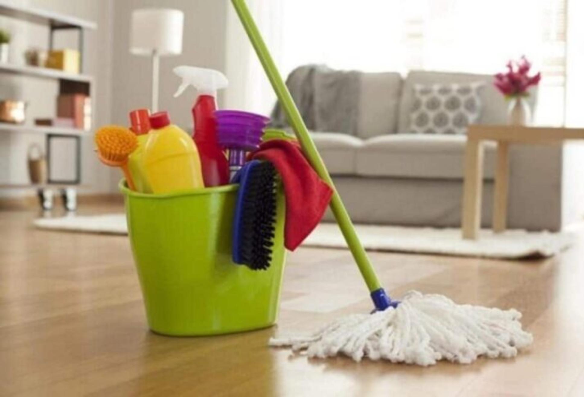 Σφουγγάρισμα χωρίς στίγματα: Το κόλπο για πεντακάθαρο πάτωμα