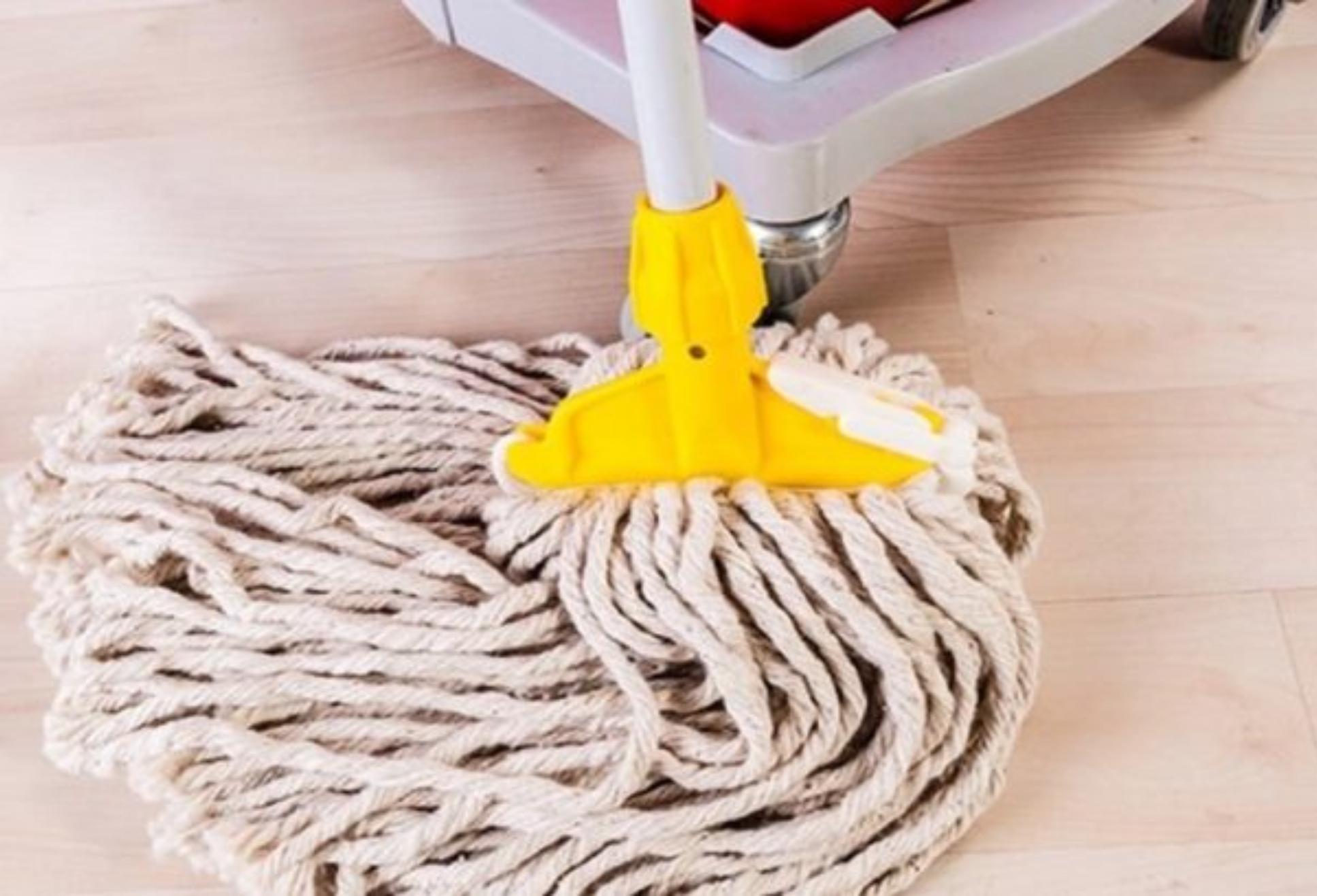 Σφουγγάρισμα χωρίς στίγματα: Το κόλπο για πεντακάθαρο πάτωμα