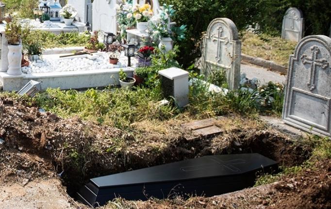 ο-πρώην άντρας-μου-είναι-νεκροθάφτης-και-δεν-θέλω-να-περνάει-μόνος του-χρόνο-με-τα-παιδιά-